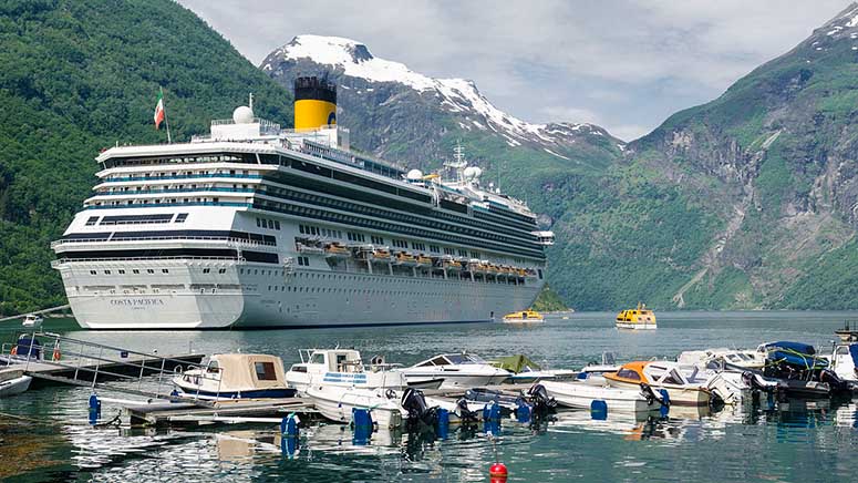 Skepp i Geirangerfjorden