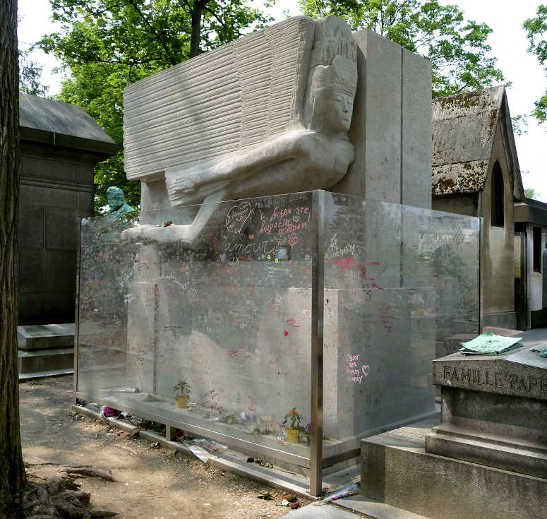 Oscar Wildes gravsten i Paris.