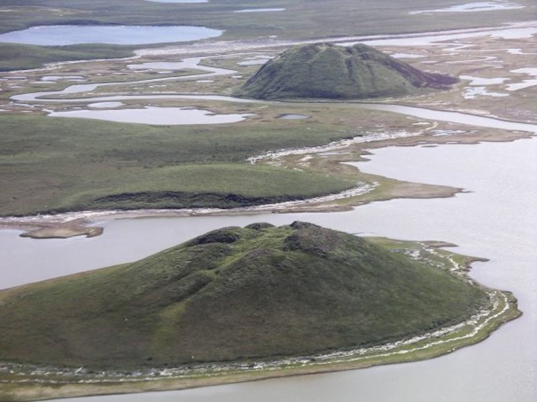 Pingo i Kanada - en kulle av is tckt av jord.