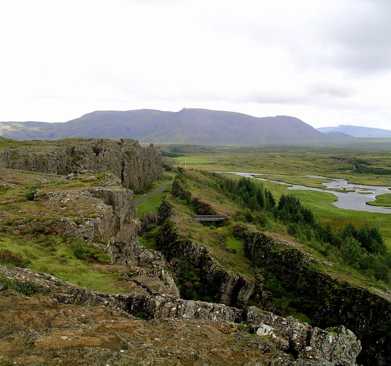 Gränsen mellan Nordamerikanska och Eurasiska plattan på Island (Almannagjá-förkastningen i nationalparken Þingvellir)