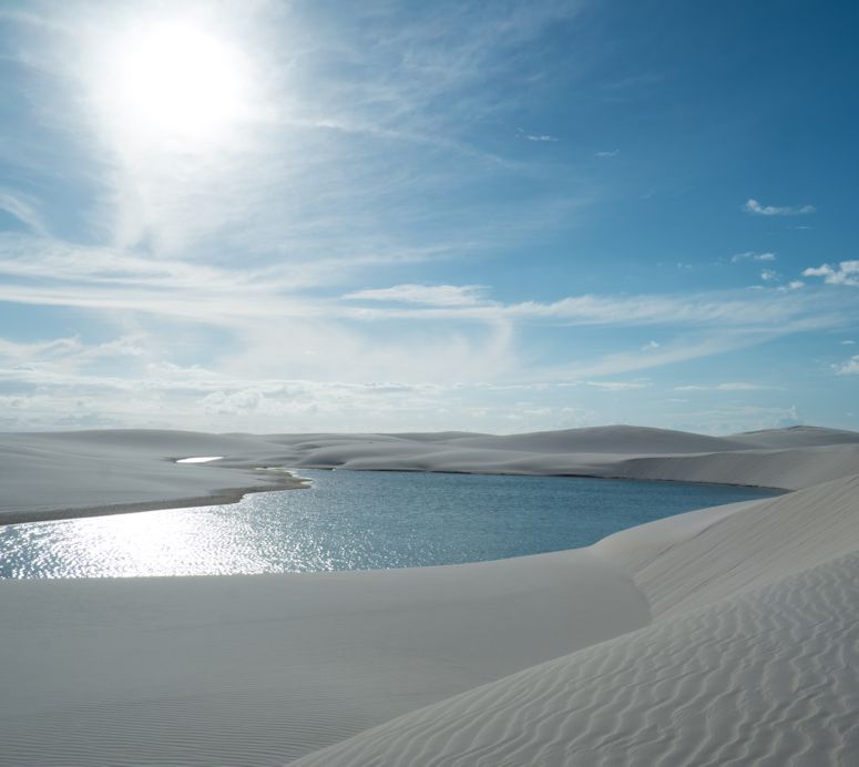 Sjöar (pooler) och sanddyner i nationalparken Lençóis Maranhenses i Brasilien.