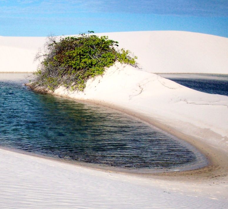 Sjöar (pooler) och sanddyner i nationalparken Lençóis Maranhenses i Brasilien.