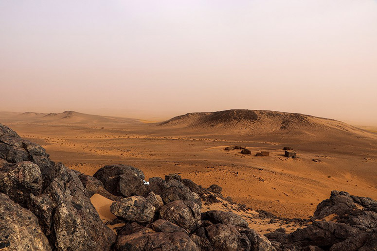 Mitten av Richatformationen (Saharas öga) i Mauretanien sedd från marken.