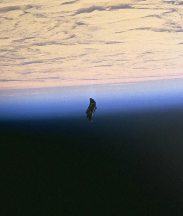 Rymdskräpet Black Knight, fotograferat från NASA:s rymdfärja.