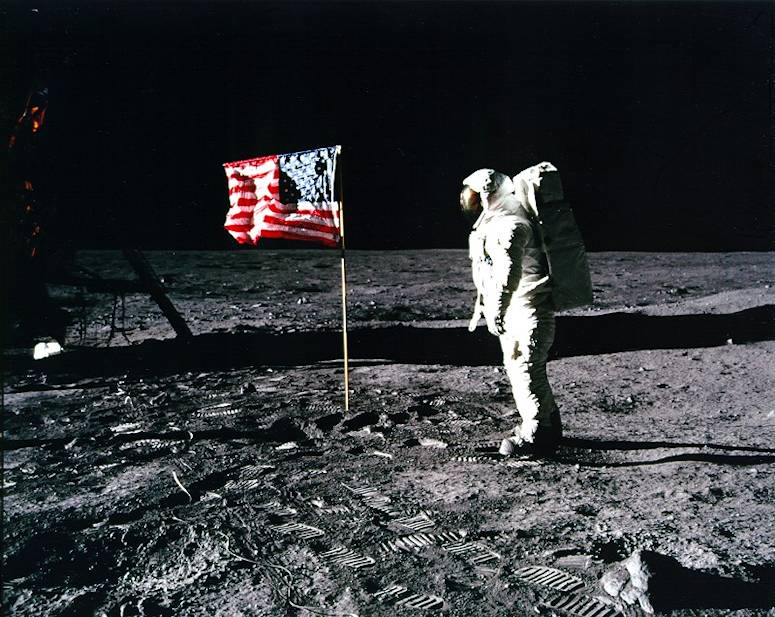 Buzz Aldrin vid USA:s flagga på månen, Apollo 11.