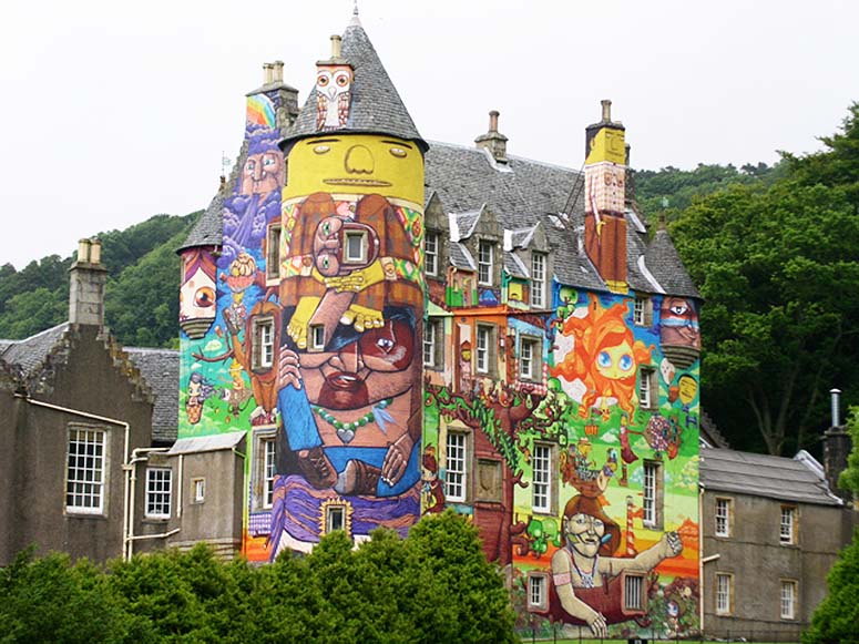Slottet Kelburn Castle målad med graffiti.