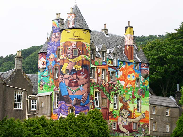 Slottet Kelburn Castle mlad med graffiti.