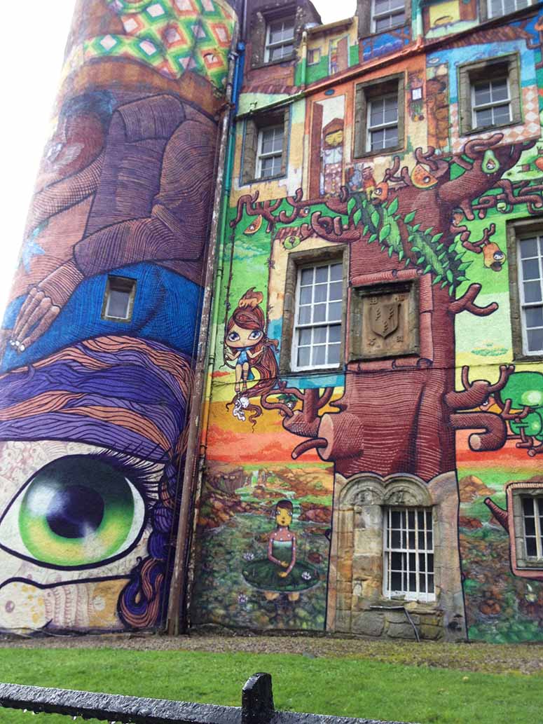 Nrbild p graffitin p Kelburn Castle.