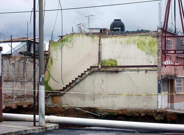 Slukhålet i Guatemala City 2010 sedd från markytan