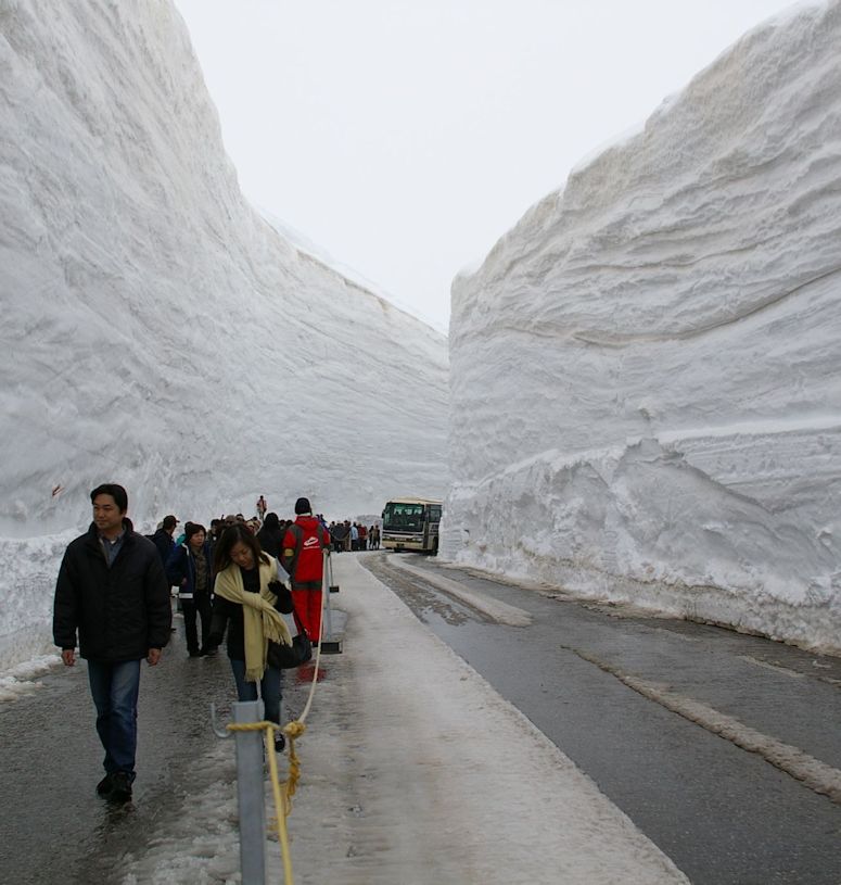 Tateyama Snow Corridor i Japan - väg genom höga snövallar.