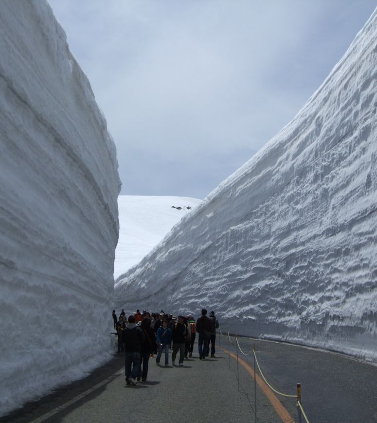 Tateyama Snow Corridor i Japan - vg genom hga snvallar.