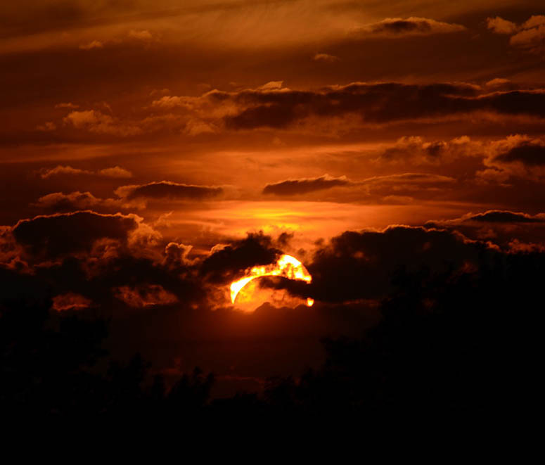 Solförmoörkelse och solnedgång samtidigt.
