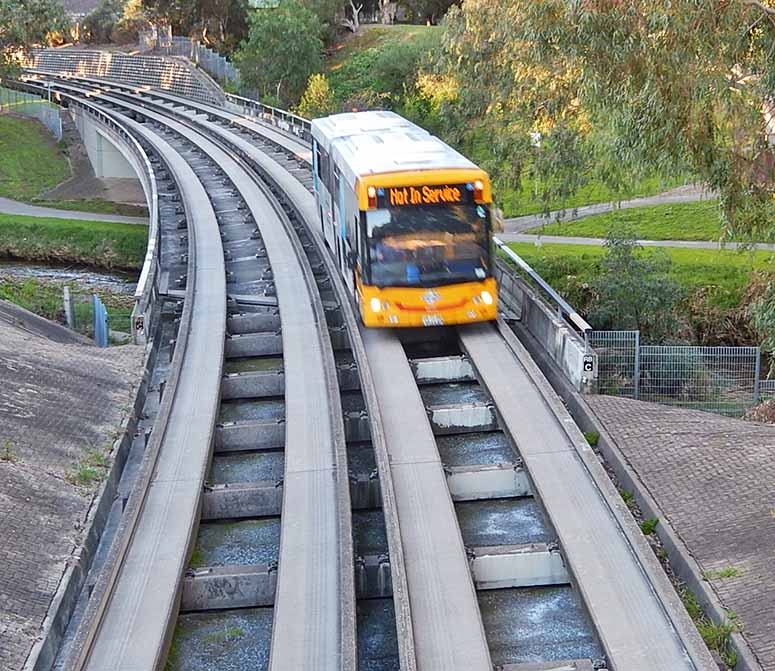 Guidad buss p O-Bahn Busway i Adelaide.