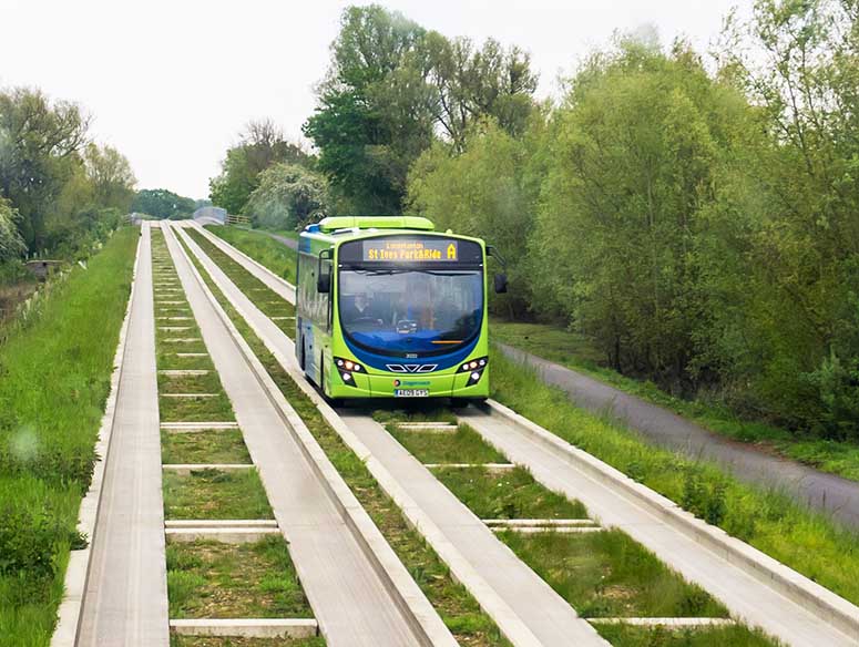 Sprbuss p Cambridge Guided Busway i England.