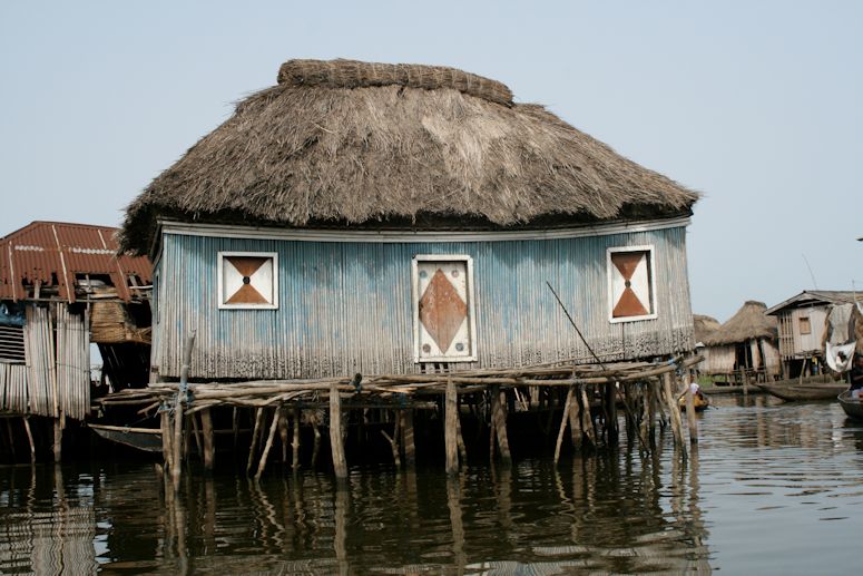 Ganvie i Benin i Afrika - en stad som ligger mitt i en sjö, med hus på styltor.