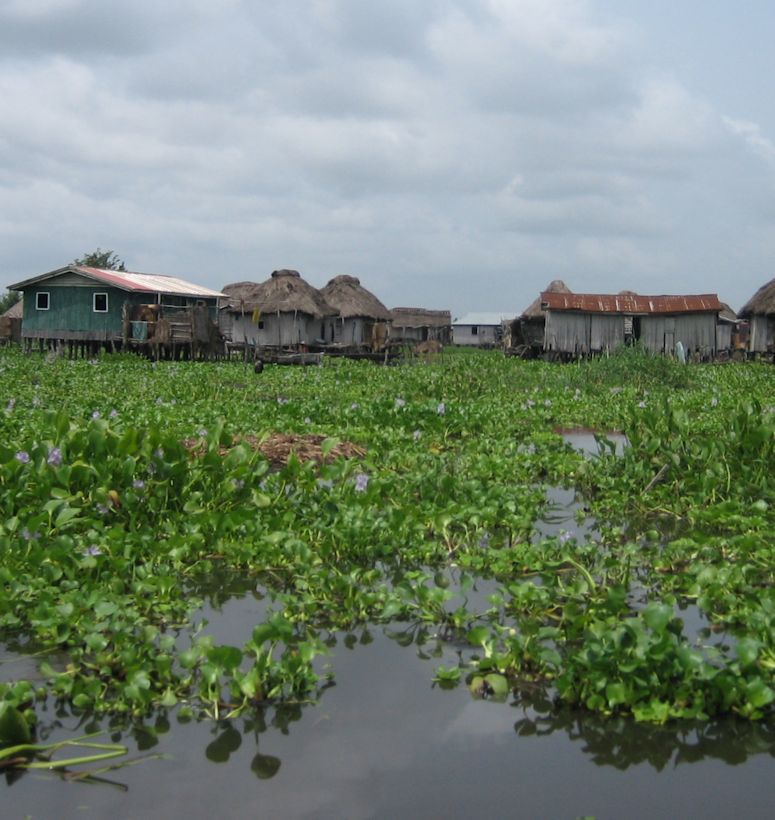 Ganvie i Benin i Afrika - en stad som ligger mitt i en sj, med hus p styltor.