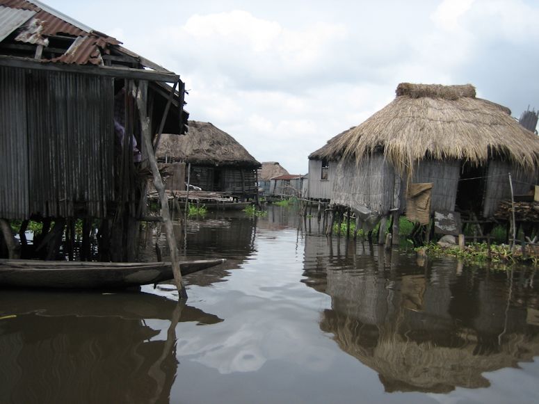 Ganvie i Benin i Afrika - en stad som ligger mitt i en sjö, med hus på styltor.