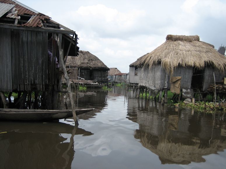 Ganvie i Benin i Afrika - en stad som ligger mitt i en sj, med hus p styltor.