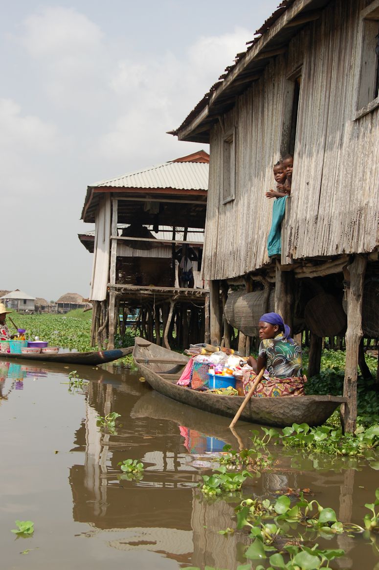 Ganvie i Benin i Afrika - en stad som ligger mitt i en sj, med hus p styltor.