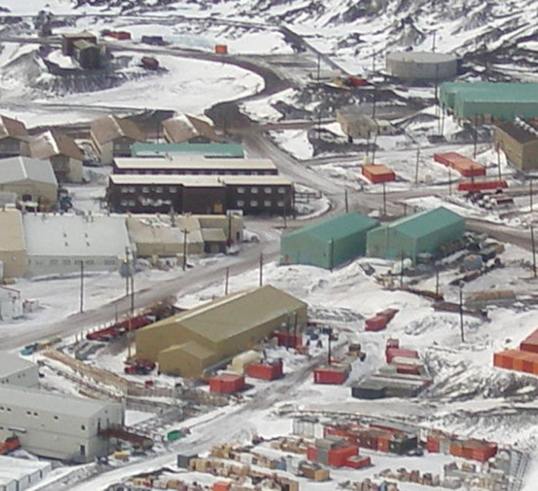 Stad p Antarktis - McMurdo Station.