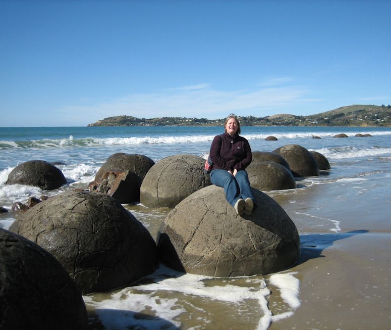 Stenarna The Moeraki Boulders p Kokehoe Beach i Nya Zeeland