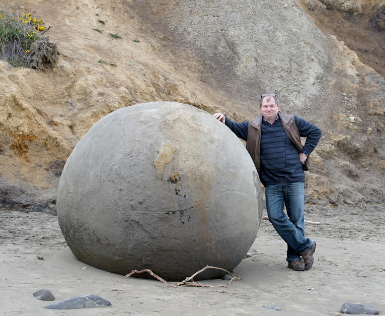 Stenarna The Moeraki Boulders p Kokehoe Beach i Nya Zeeland