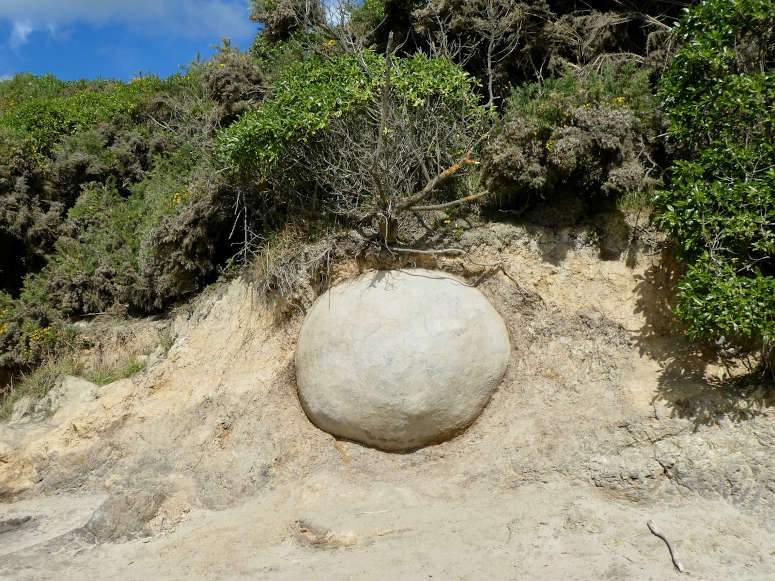 Stenarna The Moeraki Boulders på Kokehoe Beach i Nya Zeeland