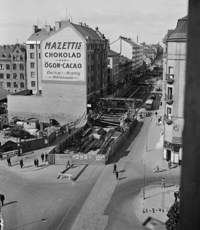 Från Södra Bantorget (nuvarande Medborgarplatsen) till Ringvägen byggdes tunnelbanan genom att gräva upp Götgatan.