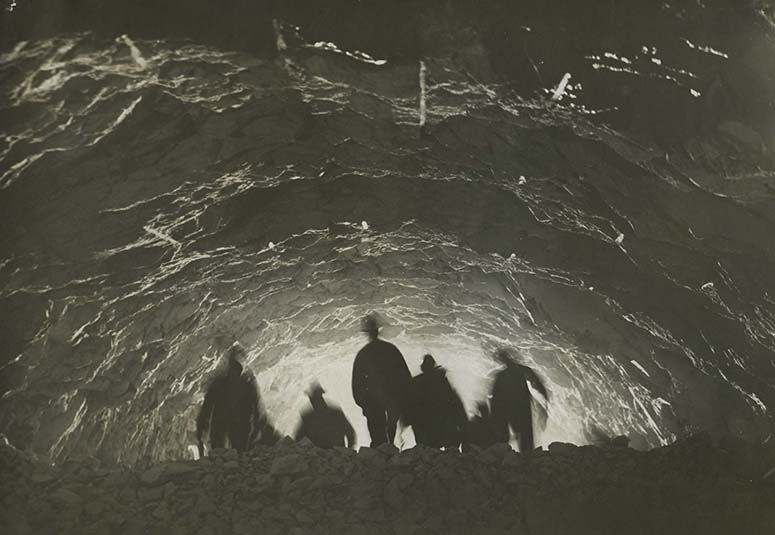 Borgarråd och kommunfullmäktige premiärpromenerar genom Katarinatunneln 1933.