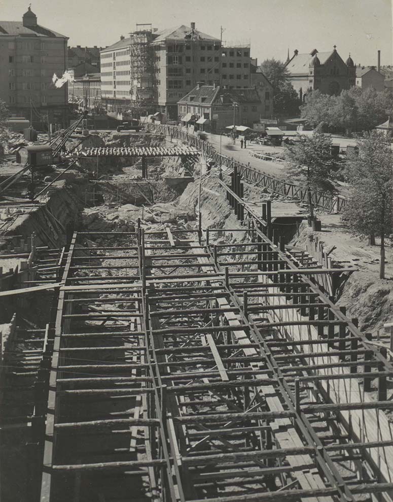 Tunnelbanestation Södra bantorget (Medborgarplatsen) byggs år 1932.