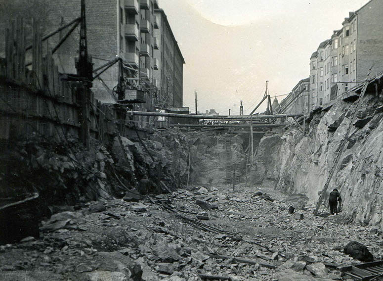 Grävning av bergsschaktet för tunnelbanestation Ringvägen (nuvarande Skanstull) år 1932.