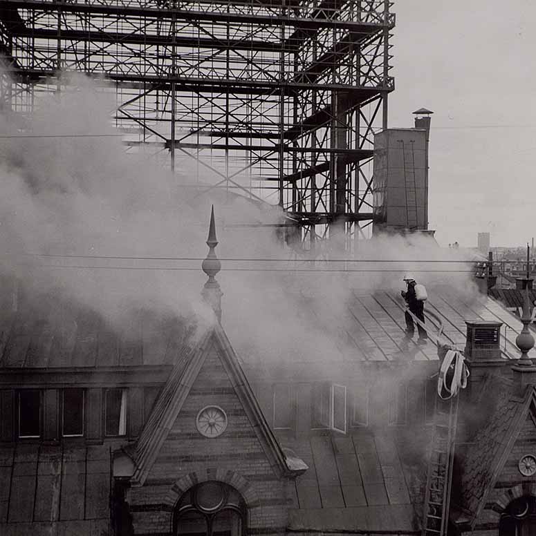 Telefontornet brinner i juli 1952.