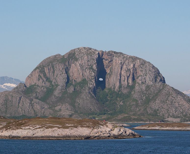 Torghatten i Norge - berget med hl i.