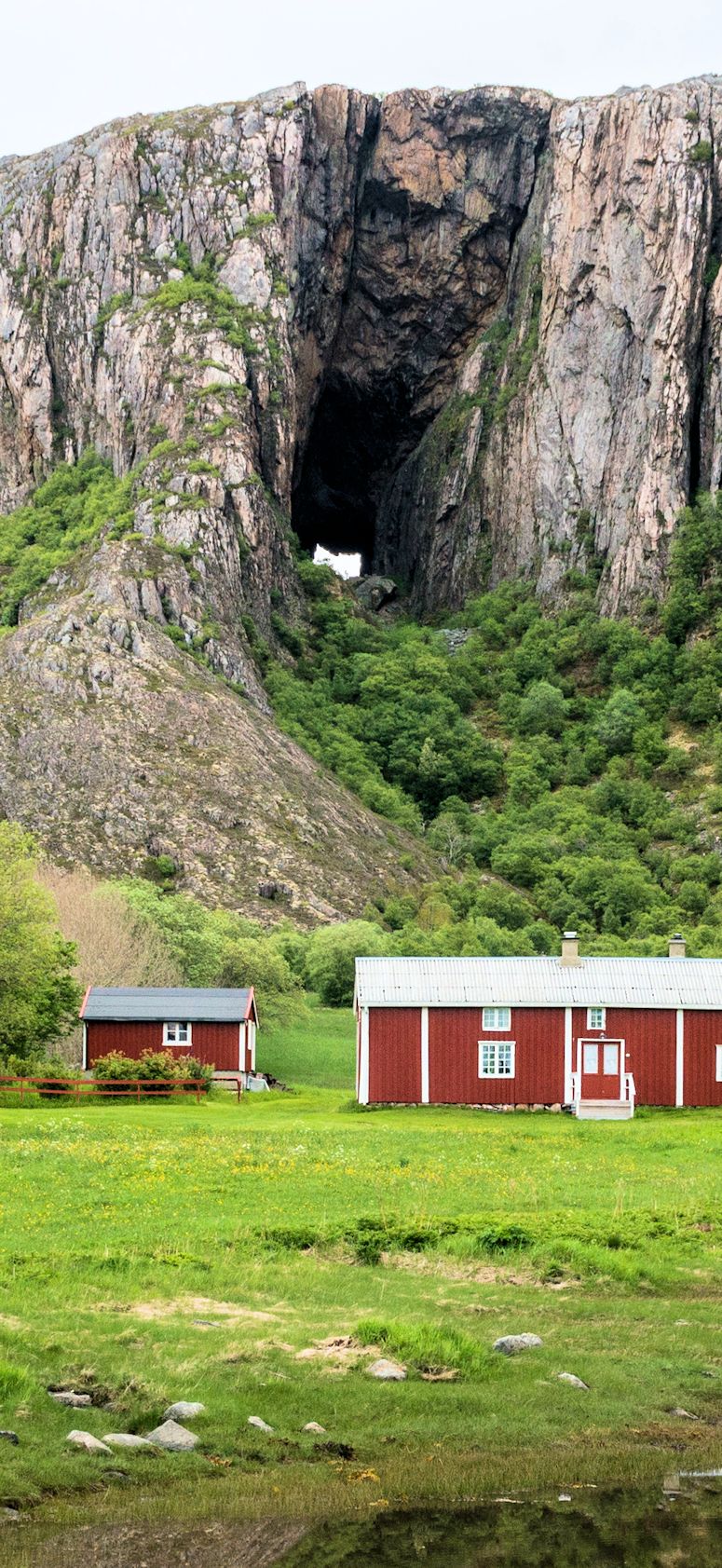 Torghatten i Norge - berget med hål i.