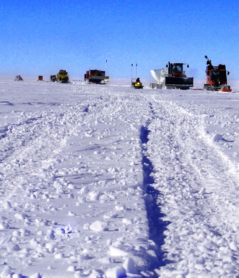 Karavan på South Pole Traverse (McMurdo–South Pole Highway) 2005.