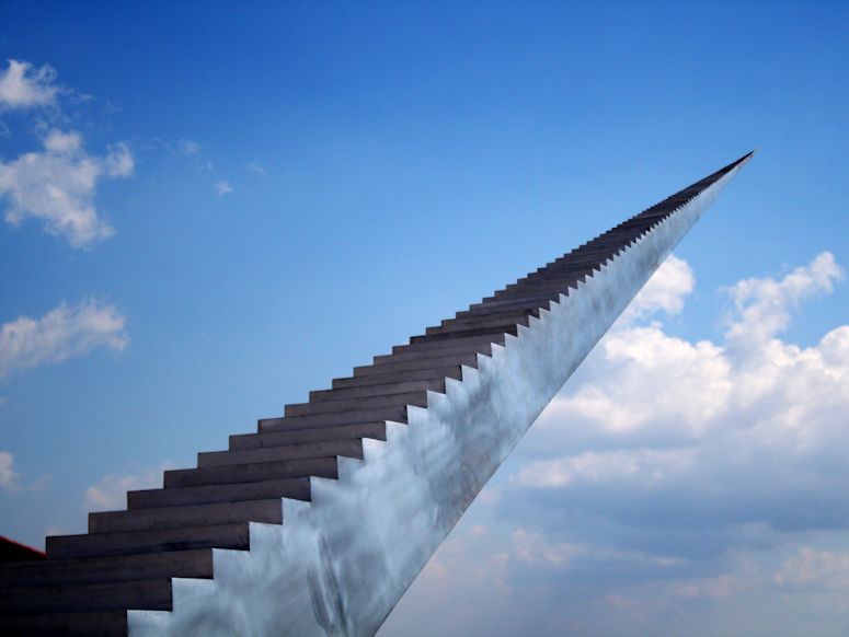 Diminish and ascend på Bondi Beach - en skulptur som ser ut som en trappa till himlen.