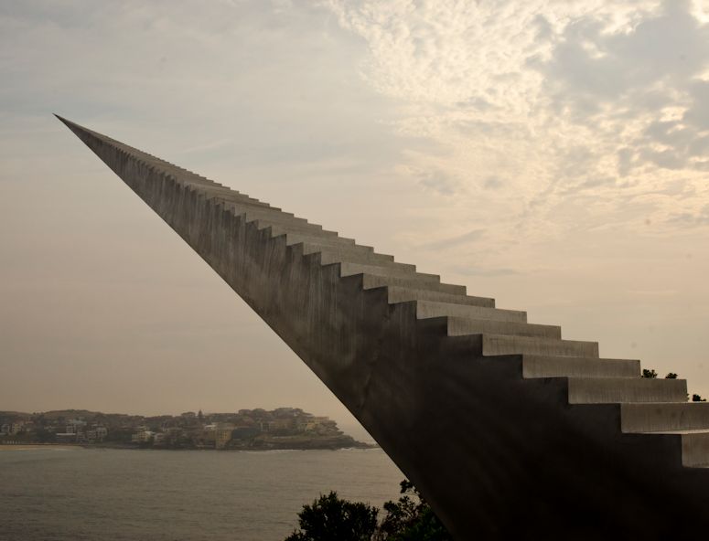 Diminish and ascend p Bondi Beach - en skulptur som ser ut som en trappa till himlen.