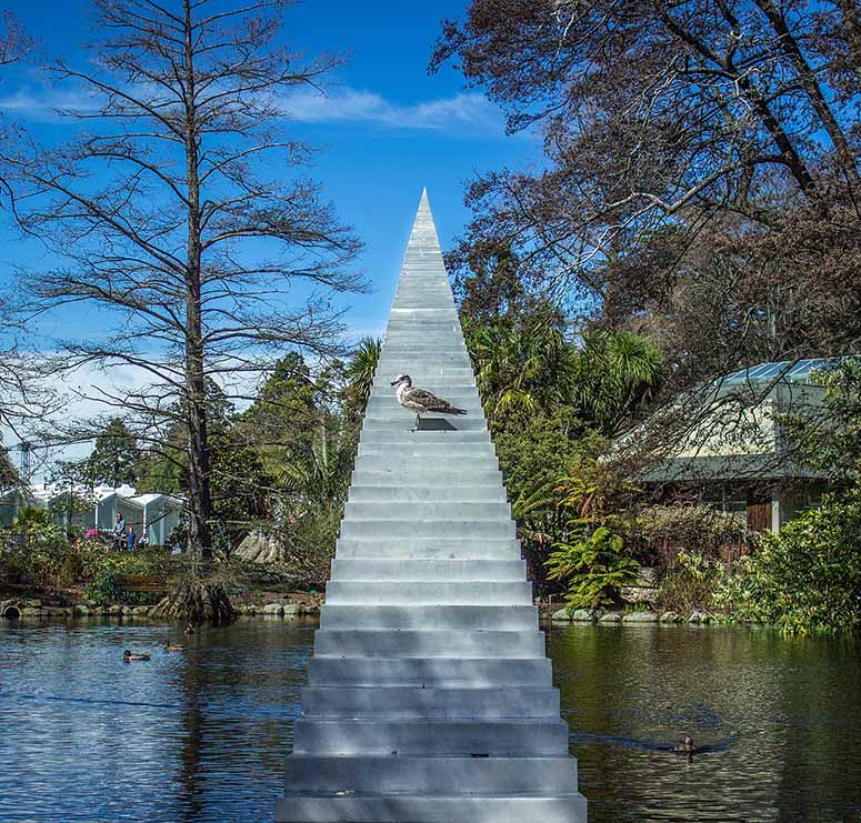 Diminish and ascend i Nya Zeeland - en skulptur som ser ut som en trappa till himlen.