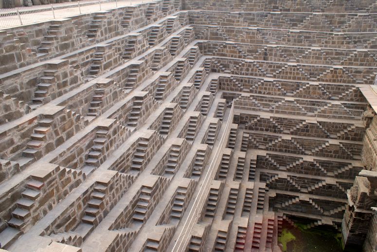 Trappbrunn Chand Baori - massor av trappor i Indien.