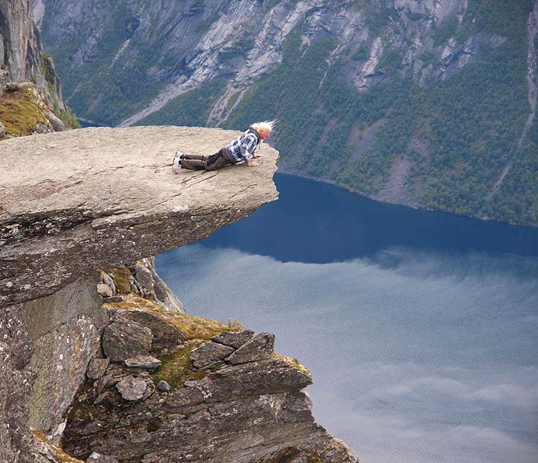 Man ligger p Trolltunga i blsigt vder