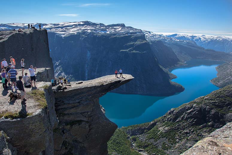 Mnniskor kar fr att fotograferas p Trolltunga