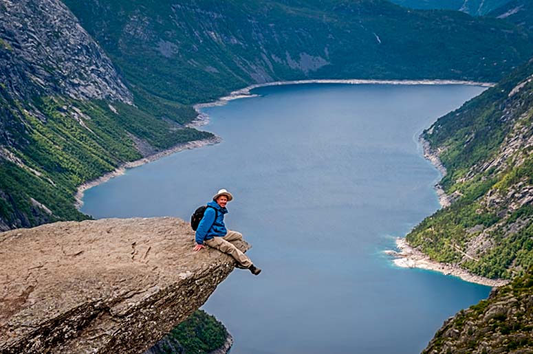 Man dinglar med benen frn Trolltunga