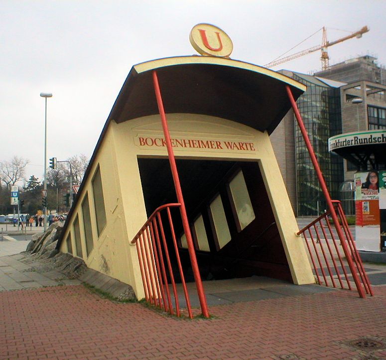 Häftig entré till tunnelbanestationen Bockenheimer Warte i Frankfurt.