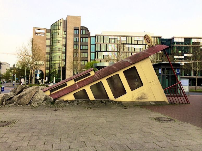 Hftig entr till tunnelbanestationen Bockenheimer Warte i Frankfurt.