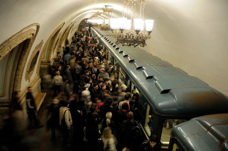 Vackra Kiyevskaya station i tunnelbanan i Moskva, med kristallkronor och vggmlningar.