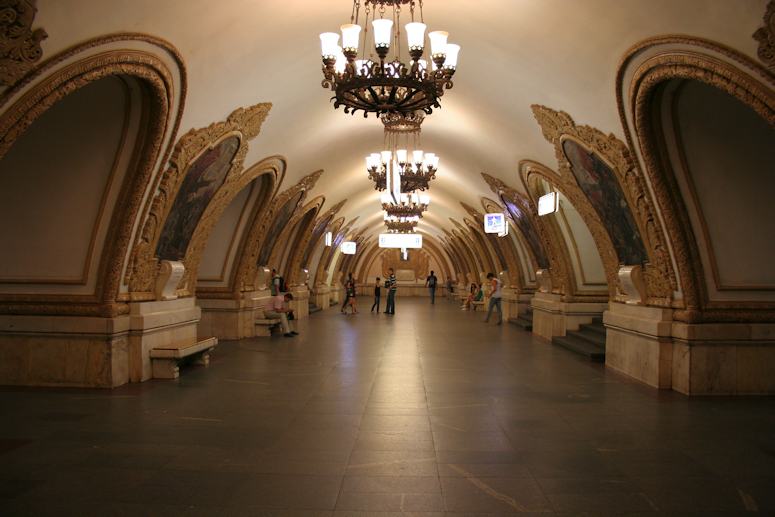 Vackra Kiyevskaya station i tunnelbanan i Moskva, med kristallkronor och väggmålningar.