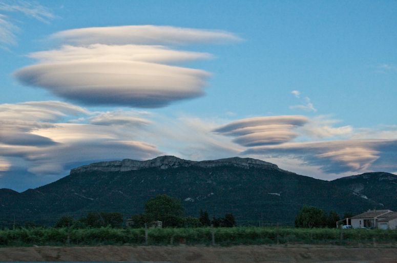 Lenticularis (även kallat linsmoln eller UFO-moln) ovanför bergstopp.