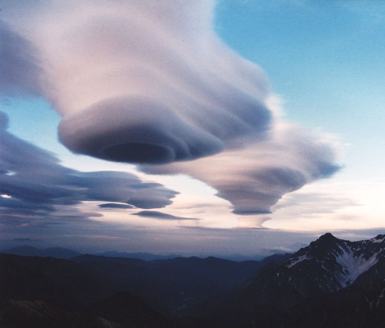 Lenticularis (ven kallat linsmoln eller UFO-moln) ovanfr bergstopp.