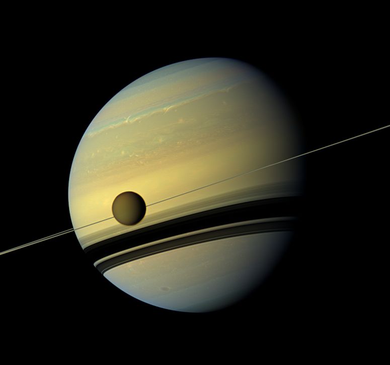 Vackert fotografi av Saturnus och Titan, taget av rymdsonden Cassini