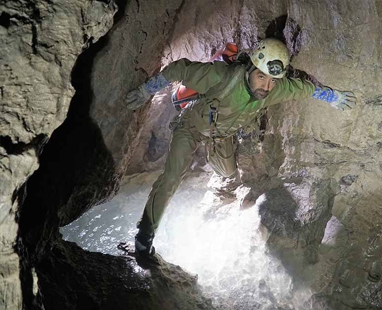 Inuti världens djupaste grotta Veryovkinagrottan